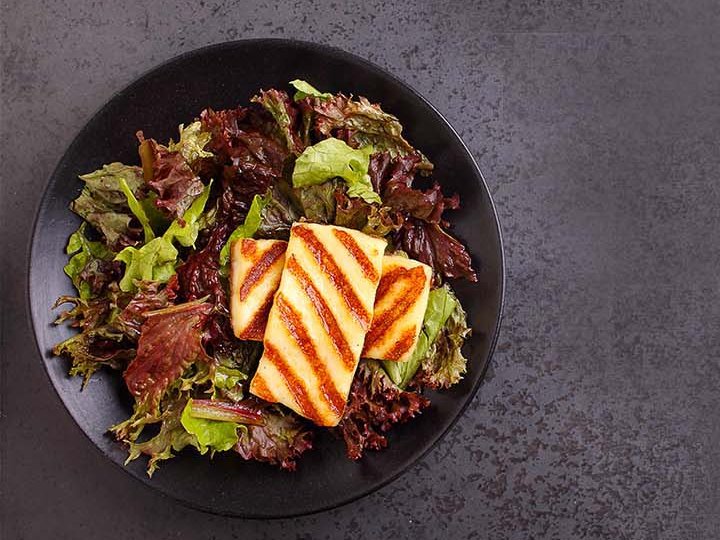 Yeşil salata üzerinde ızgara Gülgün hellim